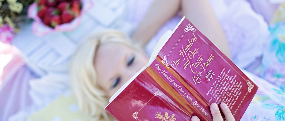 woman-reading-887274_1920